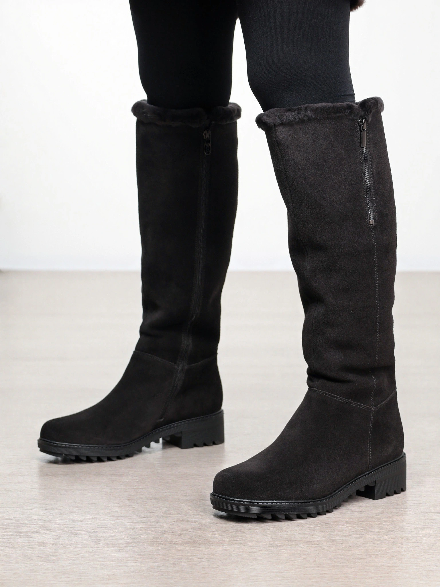 Сапоги темно-коричневого цвета с оторочкой на рельефной подошве